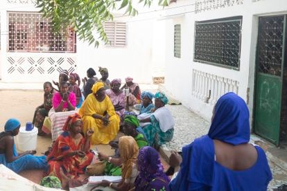 La caja de crédito de Fatou para las mujeres de su comunidad 4 Fatou Thiam (de azul, de espaldas) se despide y comenta los puntos pendientes para la siguiente reunión, mientras se discuten los últimos detalles.