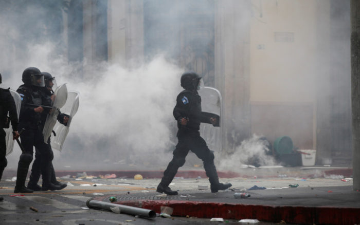 Exmilitares de Guatemala toman por asalto el Congreso 1 Exmilitares de Guatemala toman por asalto el Congreso