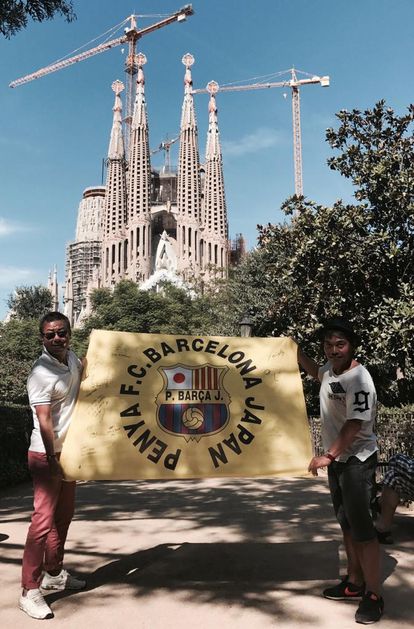 Recuerdos de mi primer ElClásico 13 Hiroki Nakano (izquierda), presidente de la Penya FC Barcelona Japan, posta con una bandera delante de la Sagrada Familia.