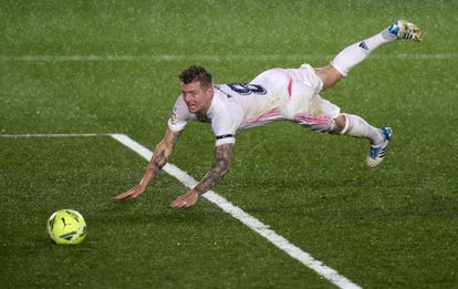 Recuerdos de mi primer ElClásico 15 Toni Kroos en un lance del Madrid-Barça de la temporada pasada marcado por la lluvia.