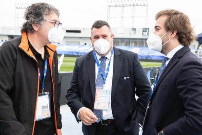 Recuerdos de mi primer ElClásico 16 Bartolomé Pérez (derecha), director de partido de LaLiga, junto a su compañero Xavier Monclús (centro) y Chema Sánchez, productor de Mediapro, antes de ElClásico de abril de 2021, supervisado por Pérez.