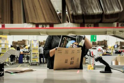 La falta de papel atenaza la industria del libro 4 Una empleada de Amazon introduce un libro para su envío en los almacenes de la compañía en Brieselang, Alemania.