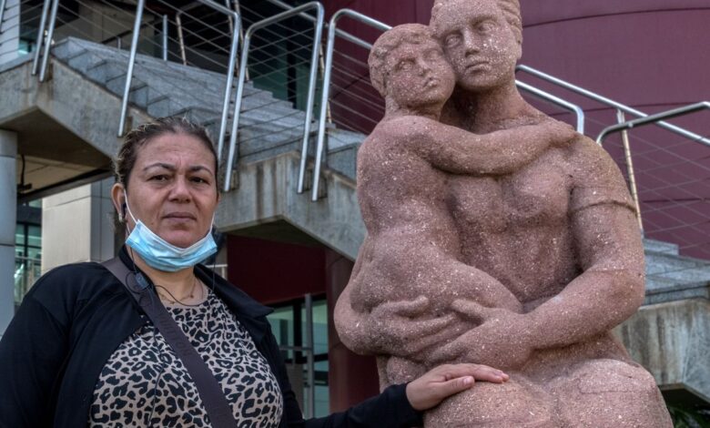 La madre del superviviente de una patera que hace guardia en un hospital de Canarias: “Me dijeron que estaban todos muertos” 1 1634743991 La madre del superviviente de una patera que hace guardia