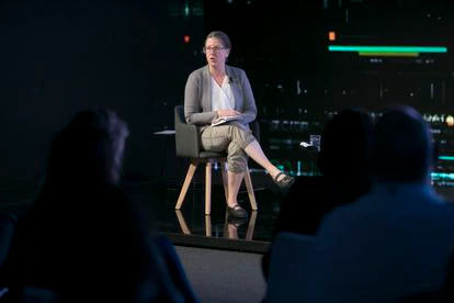 Retina SQL: Diálogos improbables, un debate sobre los posibles futuros de la Humanidad 4 Virginia Eubanks, profesora de Ciencias Políticas de la Universidad de Albany, durante su conferencia en Retina SQL.