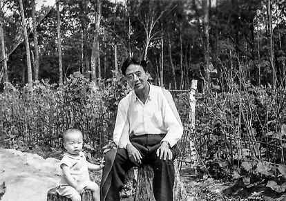Ai Weiwei: memorias de un hombre sin hogar 3 El poeta Ai Qing con su hijo Ai Weiwei, durante su destierro en la granja estatal 852, en la provincia china de Heilongjiang, en 1958.