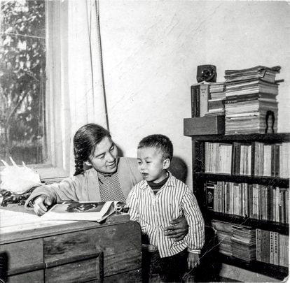 Ai Weiwei: memorias de un hombre sin hogar 6 Ai Weiwei con su madre, Gao Ying, en Shihezi, en la provincia de Xinjiang en 1962.