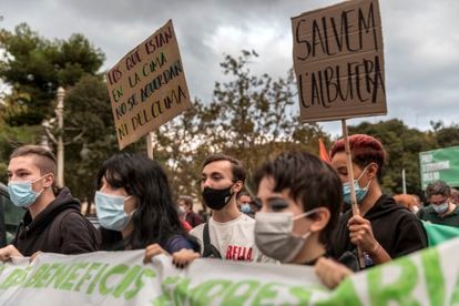 Miles de personas protestan contra la ampliación del Puerto de Valencia por su impacto medioambiental 3 Manifestantes contra la ampliación del Puerto de Valencia.