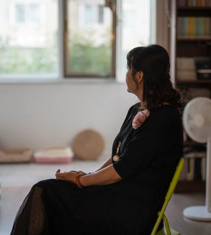 Contra el estigma del aborto 5 Xu, comadrona de 54 años, posa en su apartamento, en el sur de Pekín. La política del hijo único en China la llevó a abortar en su segundo embarazo por miedo a perder el trabajo al saltarse la ley.