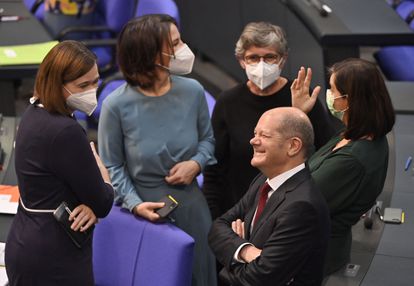 Un Bundestag más joven y diverso despide a Angela Merkel 3 La colíder de los verdes, Annalena Baerbock (de azul) y el ministro de Finanzas y próximo canciller socialdemócrata Olaf Scholz, en un corrillo con miembros de ambos partidos en la sesión de constitución del Bundestag.