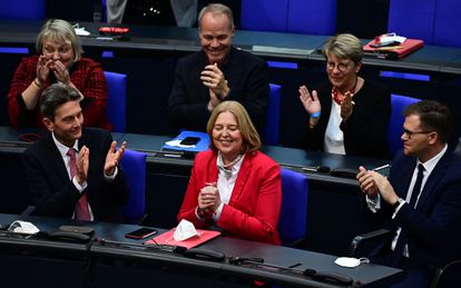 Un Bundestag más joven y diverso despide a Angela Merkel 4 Bärbel Bas recibe el aplauso de sus compañeros tras ser elegida presidenta del Bundestag.
