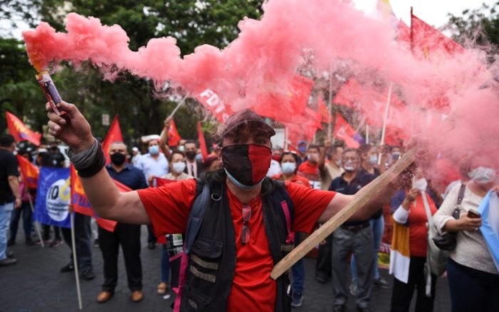 Detonan protestas en Ecuador por aumento en precios de los combustible; hay 18 detenidos 1 Detonan protestas en Ecuador por aumento en precios de los combustible; hay 18 detenidos