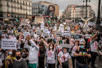 180 asociaciones ecologistas y sociales protestan en Madrid contra los megaproyectos de renovables en zonas rurales 2 Los manifestantes de la marcha "Renovables sí, pero no así", este sábado en la Puerta del Sol de Madrid.