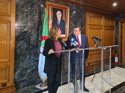 Argelia se compromete a garantizar el suministro a España del gas acordado, pero no desvela si va a reabrir el gasoducto con Marruecos 2 La vicepresidenta Teresa Ribera, junto al ministro argelino de Energía y Minas, Mohamed Arkab, este miércoles en Argel.