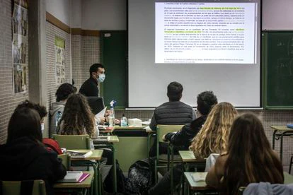 Así es la nueva asignatura de Historia de España que ha diseñado el Gobierno 2 Clase de Historia de España en el instituto público Benicalap, en Valencia.