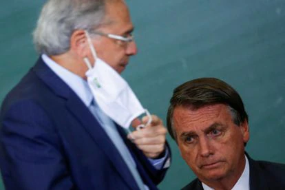 Bolsonaro dice que la acusación por crímenes contra la humanidad es “una payasada” que daña la economía 2 El presidente Bolsonaro, en un acto con el ministro de Economía, Paulo Guedes.