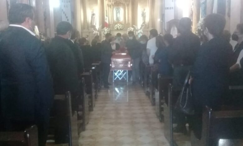 CRONICA: Y la crema y nata de la sociedad y política sanjuanense dio el último adiós al ex alcalde Gilberto Ugalde 1 CRONICA: Y la crema y nata de la sociedad y política sanjuanense dio el último adiós al ex alcalde Gilberto Ugalde