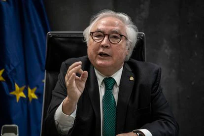 Castells da la vuelta a su propuesta sobre el gobierno de las universidades en busca de consenso para la nueva ley 2 El ministro Manuel Castells en su despacho, el pasado 1 de septiembre.