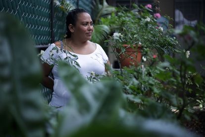 Contra el estigma del aborto 3 Alba Lorena posa en Casa de Todas, sede del colectivo feminista en El Salvador. Allí se siente segura. Hace tres años que salió de la cárcel. La condenaron por homicidio agravado tras sufrir un aborto espontáneo.