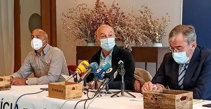 Demanda de 45 familiares contra DomusVi, la gestora de la residencia de Alcoi donde murieron 74 ancianos 3 El secretario de la asociación de familiares de la residencia de Alcoi, Juan Valls, el presidente, José Luis García, y el abogado José Guillén, este miércoles en la ciudad alicantina, explicando la demanda.
