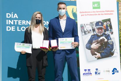 Dos policías nacionales son premiados por luchar contra el maltrato animal y sus superiores los apartan del puesto 2 Flor Peña y Alberto Venera, en la entrega de premios de REPA el 6 de octubre.