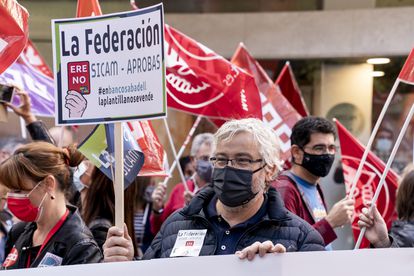 El Banco Sabadell y los sindicatos alcanzan un preacuerdo que reduce los despidos en un 28% 2 Empleados del Banco Sabadell en una manifestación de rechazo al ERE este mes de octubre.