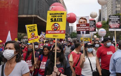 El Senado de Brasil pide el procesamiento de Bolsonaro por crímenes contra la humanidad durante la pandemia 2 Manifestantes piden que Bolsonaro sea procesado por su manejo de la pandemia durante una protesta en Sao Paulo el 2 de octubre.