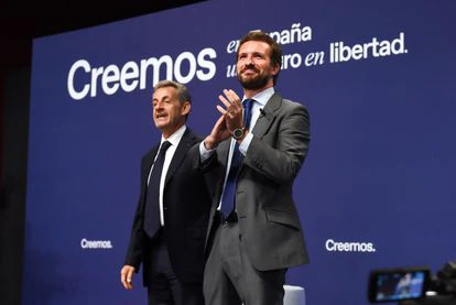 El líder del PP aplaza el viaje al centro 2 El presidente del PP, Pablo Casado, junto al expresidente francés Nicolas Sarkozy durante la convención nacional del PP, el pasado 29 de septiembre en Madrid.