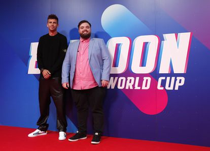 El mundial de globos y las tres Españas 2 Gerard Pique e Ibai Llanos, a su llegada al mundial de globos este jueves.