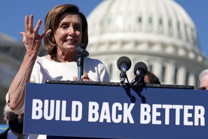 El permiso de maternidad irrumpe en la batalla política de Estados Unidos 2 La presidenta de la Cámara de Representantes, la demócrata Nancy Pelosi, en los alrededores del Capitolio en una intervención sobre la agenda social de Joe Biden.