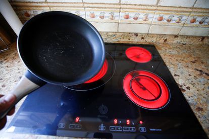 El precio de la luz subirá este sábado y suma ya 10 días seguidos por encima de los 200 euros por megavatio hora 2 Una placa vitrocerámica encendida, en una imagen de archivo.