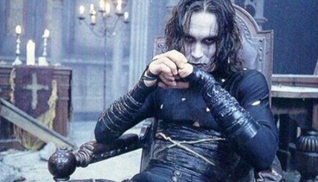 El prometido de Crow Star Brandon Lee, Eliza Hutton, habla a favor del cambio después del tiroteo de Rust 1 El prometido de Crow Star Brandon Lee Eliza Hutton habla