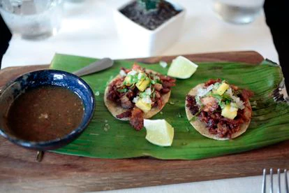 El regreso de la cocinera que trajo el México más auténtico a Madrid 2 Aperitivo de los míticos tacos al pastor de Rita Sánchez en Indiano.