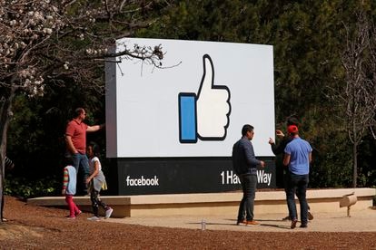 Facebook sabe tanto de sus gustos que puede mostrarle un anuncio solo a usted 2 Visitantes se hacen fotos ante el famoso signo de "me gusta" en la sede de Facebook en Menlo Park (California) en una foto de archivo de marzo de 2018.