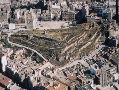 Iceta reabre la investigación sobre la posible expoliación del palacio de Asdrúbal de Cartagena 2 Panorámica del cerro del Molinete (Cartagena), incluida en el libro de Iván Negueruela.