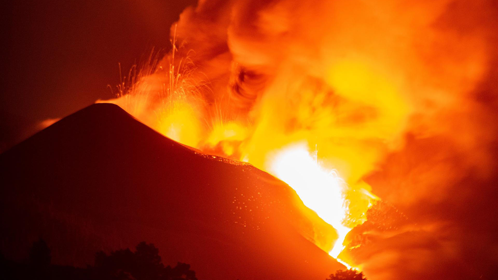 Impresionante: ”tsunami” de lava avanza imparable en la isla española de La Palma 1 Impresionante tsunami de lava avanza imparable en la isla espanola