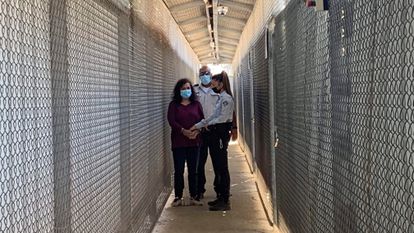 Israel rechaza la excarcelación de la cooperante española Juana Ruiz 2 La trabajadora humanitaria española Juana Ruiz Sánchez es trasladada, esposada de pies y manos, para asistir a su juicio, el 10 de agosto ante el tribunal militar israelí de Ofer (Cisjordania).