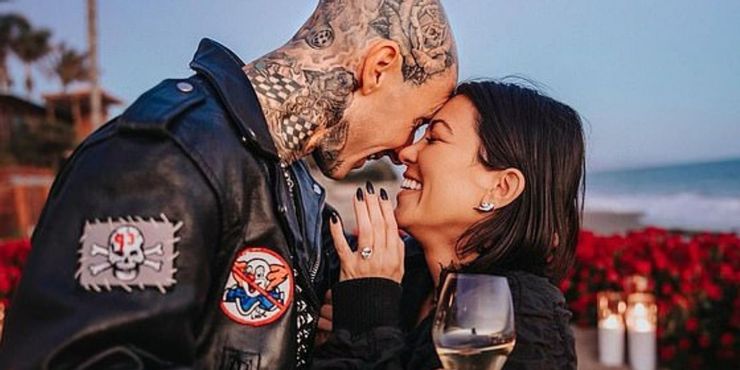 Kourtney y Travis toman una limpieza que hizo que 'todo fuera mejor' 2 KUWTK Travis Barker se tatua los labios de Kourtney Kardashian.5