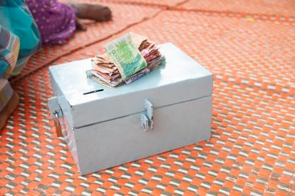 La caja de crédito de Fatou para las mujeres de su comunidad 2 Caja de crédito donde se guardará la recaudación semanal a la espera de ser entregada a la socia a la que le toque.