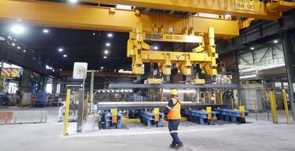 La crisis energética asfixia al tejido empresarial español en plena recuperación 3 Un operario de Sidenor trabaja en una de las plantas de la compañía.