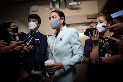 La división en el Partido Demócrata amenaza con frustrar la agenda de reformas de Biden 2 La demócrata Alexandria Ocasio-Cortez, representante de la facción progresista, este viernes en el Capitolio.