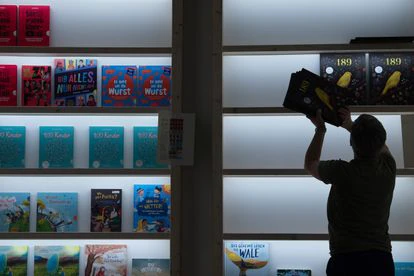 La falta de papel atenaza la industria del libro 2 Expositor de Thienemann-Esslinger Verlag durante el montaje de la Feria de Fráncfort, este martes.