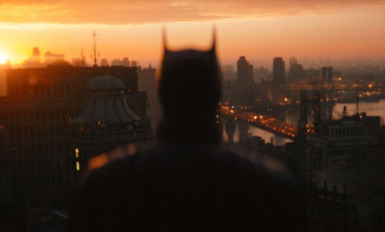 La imagen del tráiler de Batman del horizonte de Gotham filmada con tecnología mandaloriana 1 La imagen del tráiler de Batman muestra a Pattinson mirando por encima de la ciudad de Gotham
