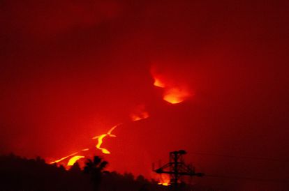 La lava del volcán de La Palma engulle el campo de fútbol de La Laguna, pero se aleja del centro urbano 2 El volcán de La Palma, fotografiado en la noche del 15 de octubre.