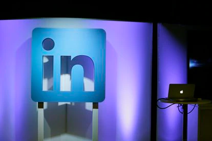 LinkedIn deja de operar en China 2 Logo de LinkedIn en un anuncio promocional de la compañía.