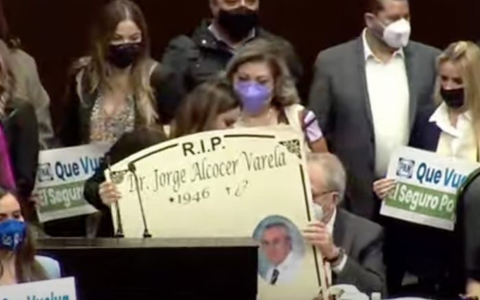 Lleva PAN lápida al secretario de Salud, Jorge Alcocer, para preguntarle cómo le gustaría ser recordado | Video 1 Lleva PAN lapida al secretario de Salud Jorge Alcocer para