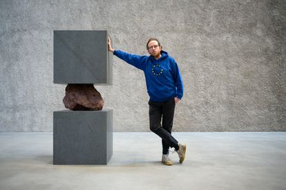 Londres pelea por seguir siendo la capital europea del arte pese al Brexit 3 El galerista alemán Johann König, con una sudadera de la Unión Europea sin la estrella británica.