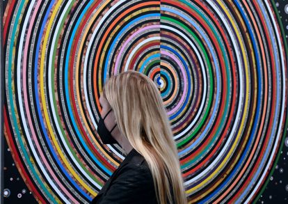 Londres pelea por seguir siendo la capital europea del arte pese al Brexit 2 Una visitante delante de un cuadro de Fred Tomaselli, también expuesto en la feria londinense.