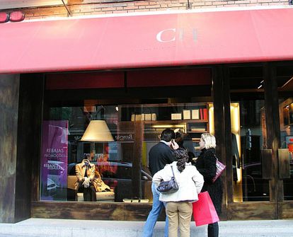 Lonia, propietaria de Purificación García y que comercializa Carolina Herrera, perdió 31,3 millones en 2020 2 Exterior de una tienda de Carolina Herrera.