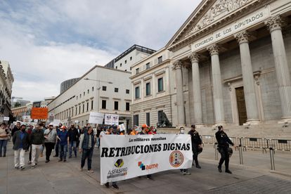 Los militares pasan de desfilar por Madrid a manifestarse por un sueldo digno 2 Manifestación de militares para reivindicar la mejora de sus retribuciones este sábado ante la fachada del Congreso de los Diputados.