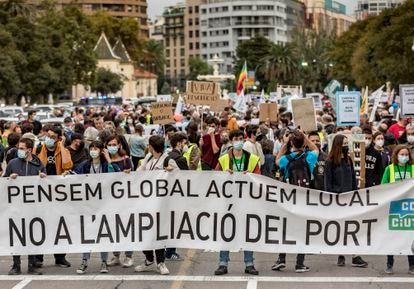 Miles de personas protestan contra la ampliación del Puerto de Valencia por su impacto medioambiental 2 Pancarta que encabeza la marcha de Valencia de este viernes contra la ampliación del Puerto de Valencia.